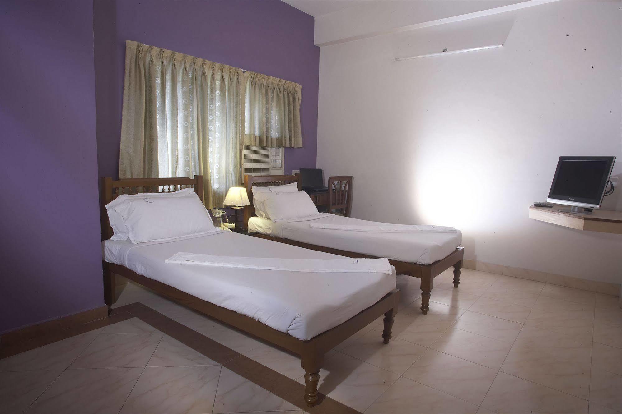 Hotel Crescent Inn Chennai Exterior foto